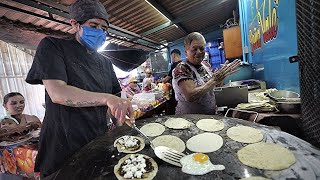 La comida mas tradicional de Oaxaca Memelas Doña Vale y Tlayudas el negro [upl. by Bamford]