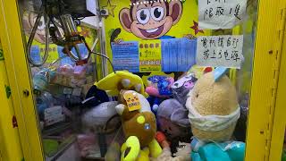 a Pikachu evolved Alolan Raichu pokemon  rare catch  bonus squirtle  taiwan claw machine  crane [upl. by Nibor399]