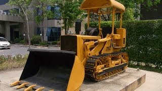 International Harvester Crawler Tractor With Drott Skid Shovel  1959 [upl. by Aphrodite965]