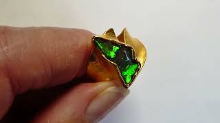 Blinkender Opal Ring in grünen Neonfarben handwerklicher Ringsteg Goldschmiede Kurzmann Design [upl. by Ajani]