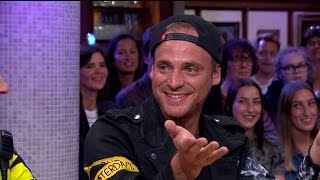 quotIk heb 30 uur in een vliegtuig gezeten opzoek naar 1 persoonquot  RTL LATE NIGHT [upl. by Hirschfeld160]