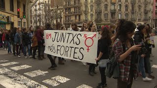 Manifestaciones de mujeres por las calles de Barcelona [upl. by Acinnej]