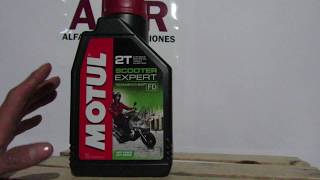 Aceite motul semisintetico 2 tiempos ideal para moteres 2 tiempos [upl. by Haleeuqa440]