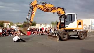 TRANSPORTS EXCEPTIONNELS Duo pour un danseur et une pelleteuse [upl. by Durward]