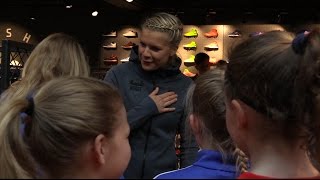 Ada Hegerberg Caroline Graham Hansen og landslagsjentene hos Torshov Sport [upl. by Lapides164]