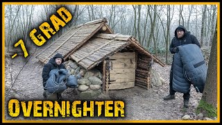 Overnighter im Grubenhaus bei 7°C  Übernachtung im Wald  Bushcraft Outdoor Glamping [upl. by Naus131]