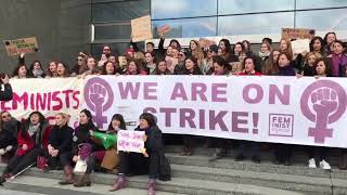 8M  Concentración feminista a las puertas del Parlamento Europeo [upl. by Aileda]