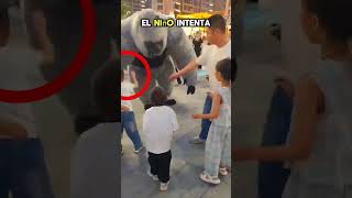 quotPadre Furioso Patea a un Peluche de Gorila Gigante en Centro Comercial ¿Reacción Justificadaquot [upl. by Adnih]