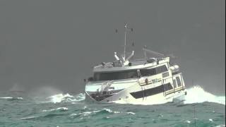 Traghetti sfidano il mare la prua immersa nelle onde a Capri [upl. by Dunlavy]