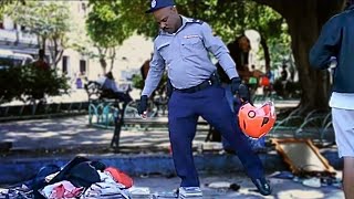 Policías DESALOJAN y MULTAN a vendedores deambulantes en el Parque El Curita Centro Habana [upl. by Nitsu]