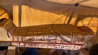 Egipto  Descubren 27 sarcófagos de hace más de 2500 en pozo funerario [upl. by Xel]