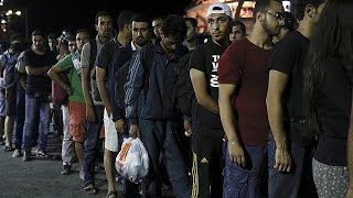 Griechenland Unterkunftsschiff auf Kos empfängt erste Flüchtlinge [upl. by Gerdi405]