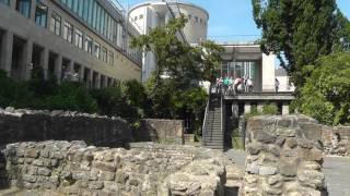 Frankfurt Kaiserpfalz und Dom im Schatten der Bankentürme Imperial palace [upl. by Einahets371]