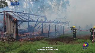 Galpão com vacas leiteiras e insumos é tomado pelo fogo em Taió [upl. by Buyse]