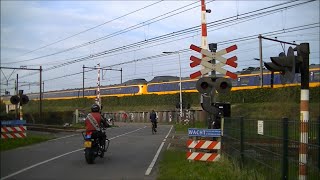 Spoorwegovergang Blauwkapel Utrecht  Dutch railroad crossing [upl. by Nura]