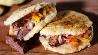 Arepas de Queso rellenas de Entraña y Salsa Criolla Locos X el Asado [upl. by Clarissa320]