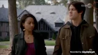 The Vampire Diaries 5×11  Caroline apprend que Jérémy et Bonnie sont en couple FRANÇAIS [upl. by Elatnahc642]