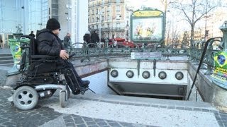 Accessibilité des handicapés le parcours du combattant à Paris [upl. by Durward759]