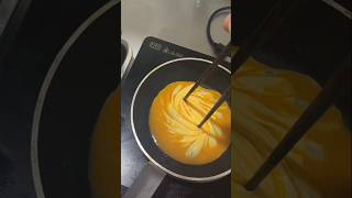 Neat scrambled egg technique yummy 😋 foodlovers foodie scrambledeggrecipe [upl. by Lidia]