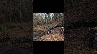 オフロードバイクで仲良く川渡りする老夫婦。エンデューロモトクロスmotocross enduro [upl. by Gallager943]