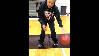 Dawn Staley shows Tony Clyburn how to dribble from the quotTriple Threat Positionquot [upl. by Buchbinder]