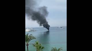 UN BATEAU EN FEUDans la baie de Cannes AlpesMaritimesFrance ce 19 juillet 2024 vers 10 h 45 [upl. by Assiren284]