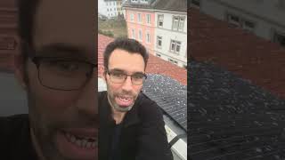 Es schneit zum ersten Mal auf mein neues 270Wp Dach fensterkraftwerk am velux Fenster [upl. by Enitsud]