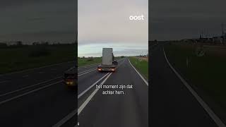 Wat gebeurt hier Vrachtwagen vol in de remmen door bizarre actie automobilist oost shorts [upl. by Asiilanna]