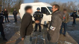 Ils vont chercher le suspect dans sa caravane [upl. by Ekaj540]