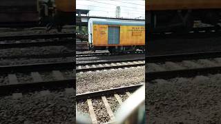 Doston Lal kapda dikha kar train ko roka ja sakte hain kya aaye jante shortvideo subscribe [upl. by Htezzil]