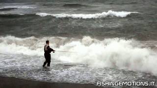 Pesca spinning spigola nella mareggiata fishing seabass in the storm [upl. by Vel86]