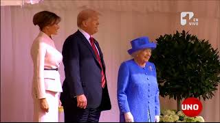 La falta de cortesía que tuvo Donald Trump con la reina Isabel de Inglaterra [upl. by Nesyaj771]