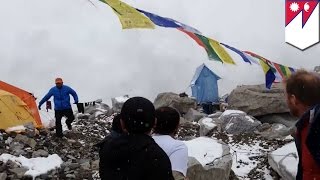 NÉPAL l’Everest vidéo terrifiante montrant une avalanche s’effondrer sur un camp [upl. by Cutlerr]