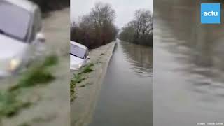 À MachecoulSaintMême une route inondée avec une voiture dans un fossé [upl. by Lachus]