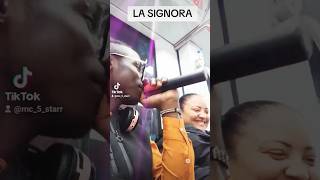 questa signora era così timida e dolcekaraoke 🎤 Sulla metro 🚇 A roma [upl. by Delanie]