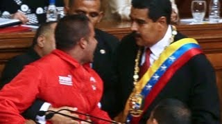 HOMBRE LE QUITÓ EL MICRÓFONO A NICOLAS MADURO EN JURAMENTACIÓN [upl. by Norab241]