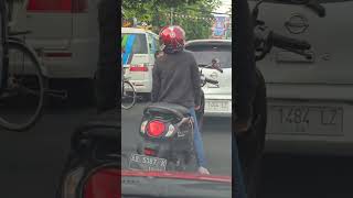 Lagi capek di jalan ketemu helm yamaha goyang shorts [upl. by Osgood]