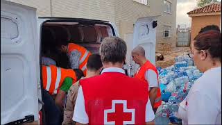 Voluntarios descargan la ayuda humanitaria de Puertollano y comarca en Catarroja Valencia 2 [upl. by Dorehs]