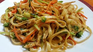 Tallarines Con Vegetales y Pollo Estilo Thai [upl. by Aryamoy]