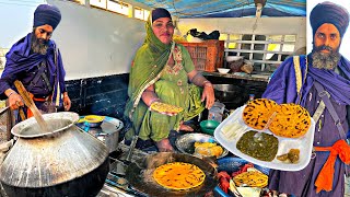 पति पत्नी selling सरसो का saag pahadi मक्के की रोटी in Ludhiana । Khalsa kitchen street food india [upl. by Amilah222]