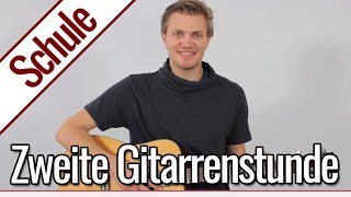 Gitarre lernen  Zweite Gitarrenstunde Die ersten Akkorde  Gitarrenschule [upl. by Leeth]