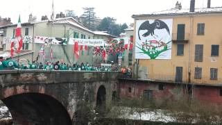 Storico carnevale di Ivrea 2015 lancio delle arance nel Borghetto [upl. by Marylynne]