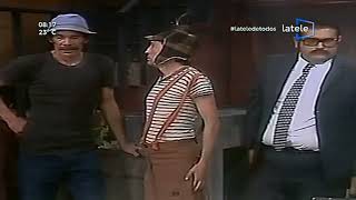 Clip El Chavo del 8  El Sr Barriga quita el cartel y los niños juegan al futbol en el patio [upl. by Zetrom]