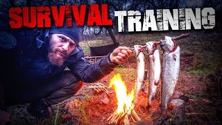 SURVIVAL TRAINING  Fisch töten ausnehmen und über Feuer zubereiten Forelle  Fritz Meinecke [upl. by Akeim]