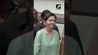 Maharashtra Assembly Elections में Nita Ambani और Isha Ambani ने किया मतदान [upl. by Ettenig]