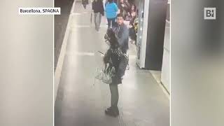 Barcellona uomo prende a schiaffi e pugni donne in una stazione della metro [upl. by Michelsen]