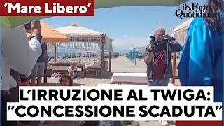 Fanno irruzione al Twiga e montano gli ombrelloni “Concessione scaduta la spiaggia è libera” [upl. by Hoxsie563]