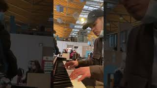 Un pianiste rencontre une accordéoniste dans une gare moment incroyable [upl. by Taam]