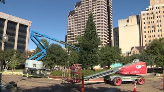 Crews hoist HEB Christmas tree at San Antonios Travis Park [upl. by Andrien509]