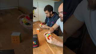 Tävling i Rubiks kub  Daniel försöker lösa 2 kuber medan Viktor löser 1 [upl. by Ellenohs]